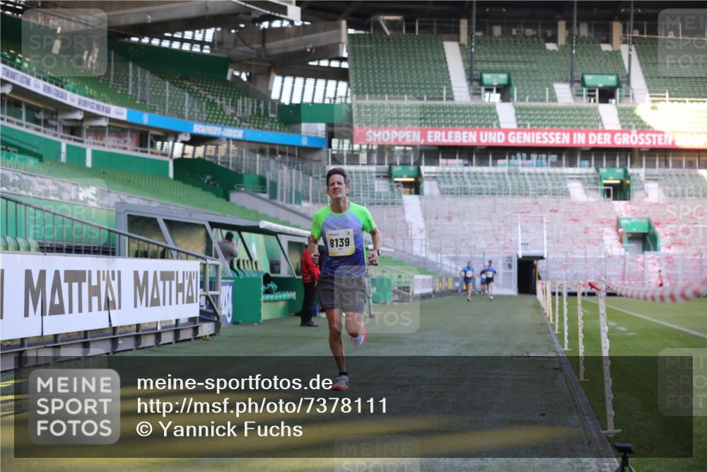 06.10.2024 - 19. swb-Marathon Bremen Yannick Fuchs http://msf.ph/oto/7378111 06.10.2024 10:19:19 Laufen im Stadion 7190, 7838, 8139, 8543, 8664, 8735, 8750 meine-sportfotos.de