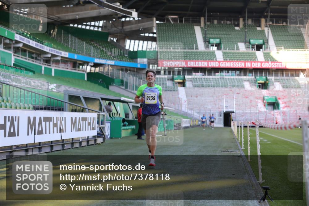 06.10.2024 - 19. swb-Marathon Bremen Yannick Fuchs http://msf.ph/oto/7378118 06.10.2024 10:19:19 Laufen im Stadion 7190, 7838, 8139, 8543, 8664, 8735, 8750 meine-sportfotos.de