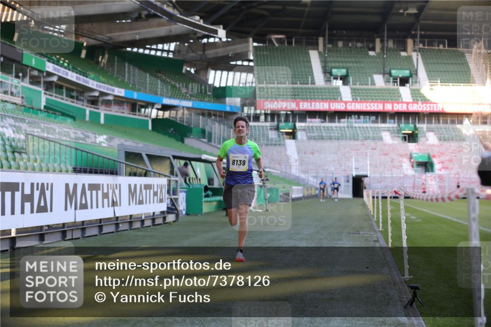 06.10.2024 - 19. swb-Marathon Bremen Yannick Fuchs http://msf.ph/oto/7378126 06.10.2024 10:19:19 Laufen im Stadion 7190, 7838, 8139, 8543, 8664, 8735, 8750 meine-sportfotos.de