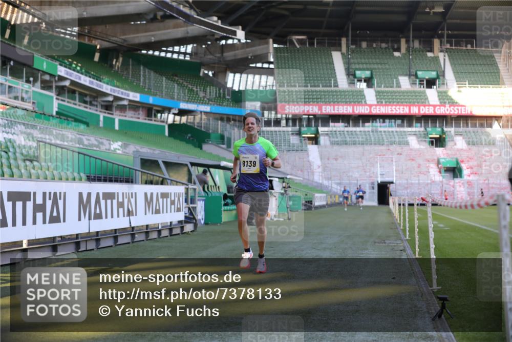 06.10.2024 - 19. swb-Marathon Bremen Yannick Fuchs http://msf.ph/oto/7378133 06.10.2024 10:19:19 Laufen im Stadion 7190, 7838, 8139, 8543, 8664, 8735, 8750 meine-sportfotos.de