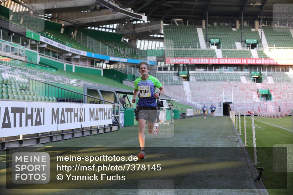 06.10.2024 - 19. swb-Marathon Bremen Yannick Fuchs http://msf.ph/oto/7378145 06.10.2024 10:19:20 Laufen im Stadion 7190, 7838, 8139, 8543, 8664, 8735, 8750 meine-sportfotos.de