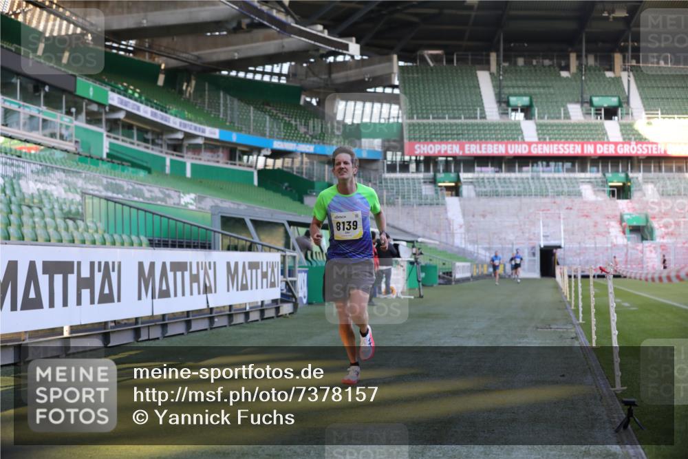 06.10.2024 - 19. swb-Marathon Bremen Yannick Fuchs http://msf.ph/oto/7378157 06.10.2024 10:19:20 Laufen im Stadion 7190, 7838, 8139, 8543, 8664, 8735, 8750 meine-sportfotos.de