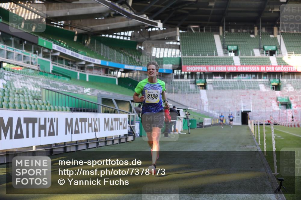 06.10.2024 - 19. swb-Marathon Bremen Yannick Fuchs http://msf.ph/oto/7378173 06.10.2024 10:19:20 Laufen im Stadion 7190, 7838, 8139, 8543, 8664, 8735, 8750 meine-sportfotos.de