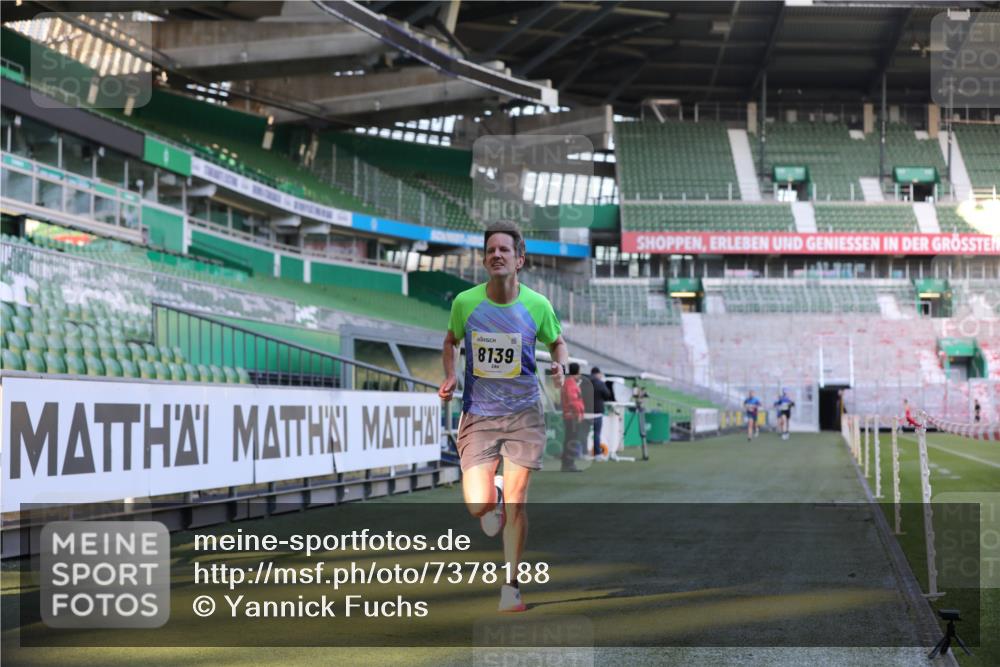 06.10.2024 - 19. swb-Marathon Bremen Yannick Fuchs http://msf.ph/oto/7378188 06.10.2024 10:19:20 Laufen im Stadion 7190, 7838, 8139, 8543, 8664, 8735, 8750 meine-sportfotos.de