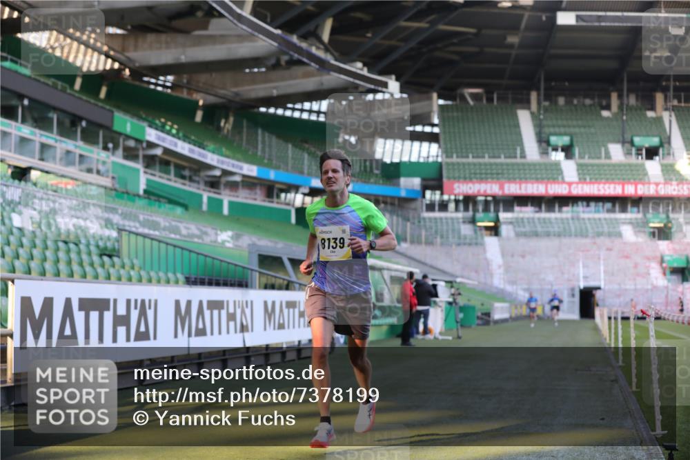 06.10.2024 - 19. swb-Marathon Bremen Yannick Fuchs http://msf.ph/oto/7378199 06.10.2024 10:19:20 Laufen im Stadion 7190, 7838, 8139, 8543, 8664, 8735, 8750 meine-sportfotos.de