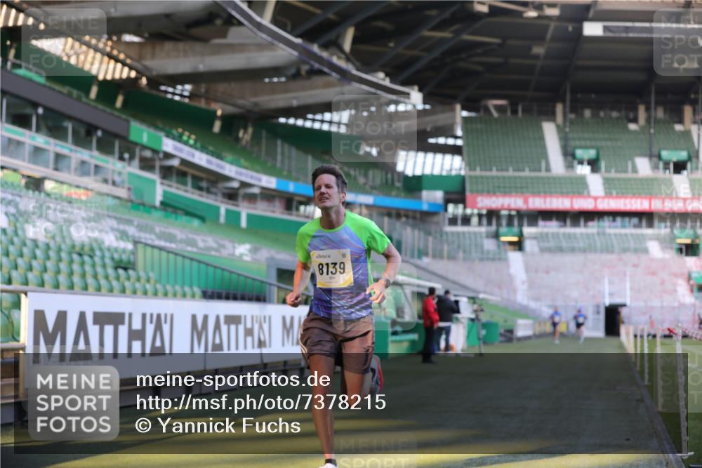 06.10.2024 - 19. swb-Marathon Bremen Yannick Fuchs http://msf.ph/oto/7378215 06.10.2024 10:19:20 Laufen im Stadion 7190, 7838, 8139, 8543, 8664, 8735, 8750 meine-sportfotos.de