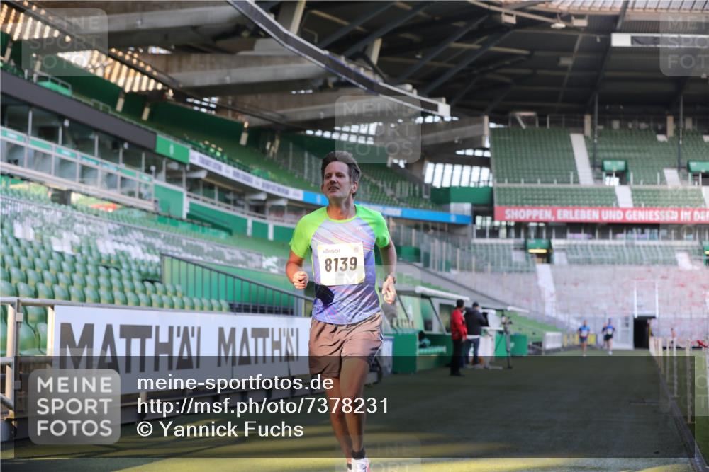 06.10.2024 - 19. swb-Marathon Bremen Yannick Fuchs http://msf.ph/oto/7378231 06.10.2024 10:19:20 Laufen im Stadion 7190, 7838, 8139, 8543, 8664, 8735, 8750 meine-sportfotos.de