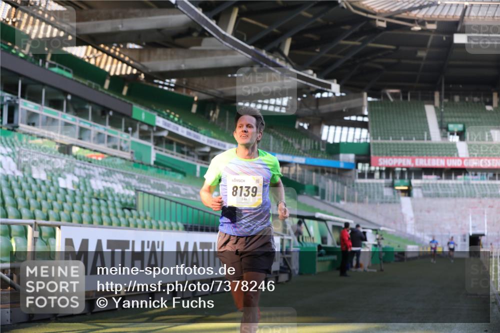 06.10.2024 - 19. swb-Marathon Bremen Yannick Fuchs http://msf.ph/oto/7378246 06.10.2024 10:19:21 Laufen im Stadion 7190, 7838, 8139, 8543, 8664, 8735, 8750 meine-sportfotos.de