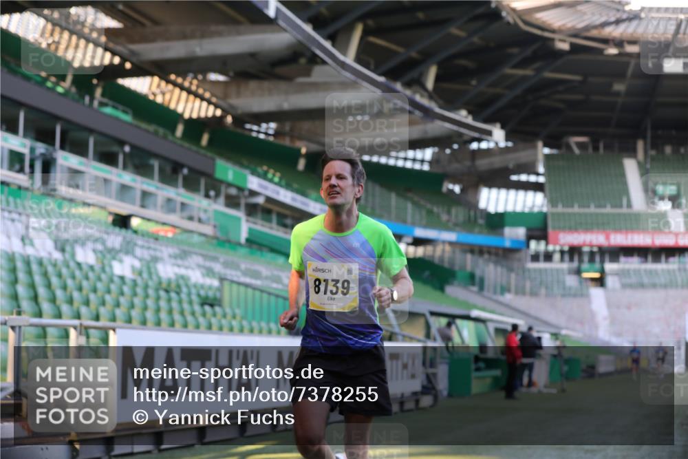 06.10.2024 - 19. swb-Marathon Bremen Yannick Fuchs http://msf.ph/oto/7378255 06.10.2024 10:19:21 Laufen im Stadion 7190, 7838, 8139, 8543, 8664, 8735, 8750 meine-sportfotos.de