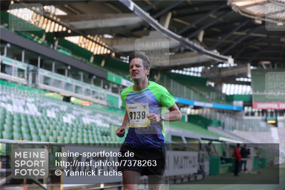 06.10.2024 - 19. swb-Marathon Bremen Yannick Fuchs http://msf.ph/oto/7378263 06.10.2024 10:19:21 Laufen im Stadion 7190, 7838, 8139, 8543, 8664, 8735, 8750 meine-sportfotos.de
