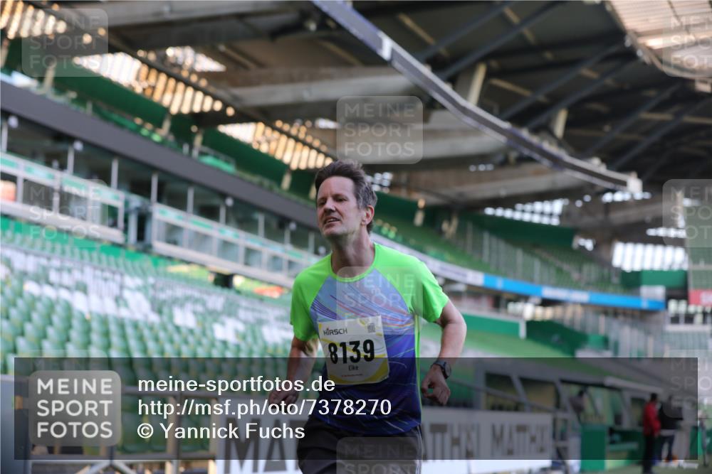 06.10.2024 - 19. swb-Marathon Bremen Yannick Fuchs http://msf.ph/oto/7378270 06.10.2024 10:19:21 Laufen im Stadion 7190, 7838, 8139, 8543, 8664, 8735, 8750 meine-sportfotos.de