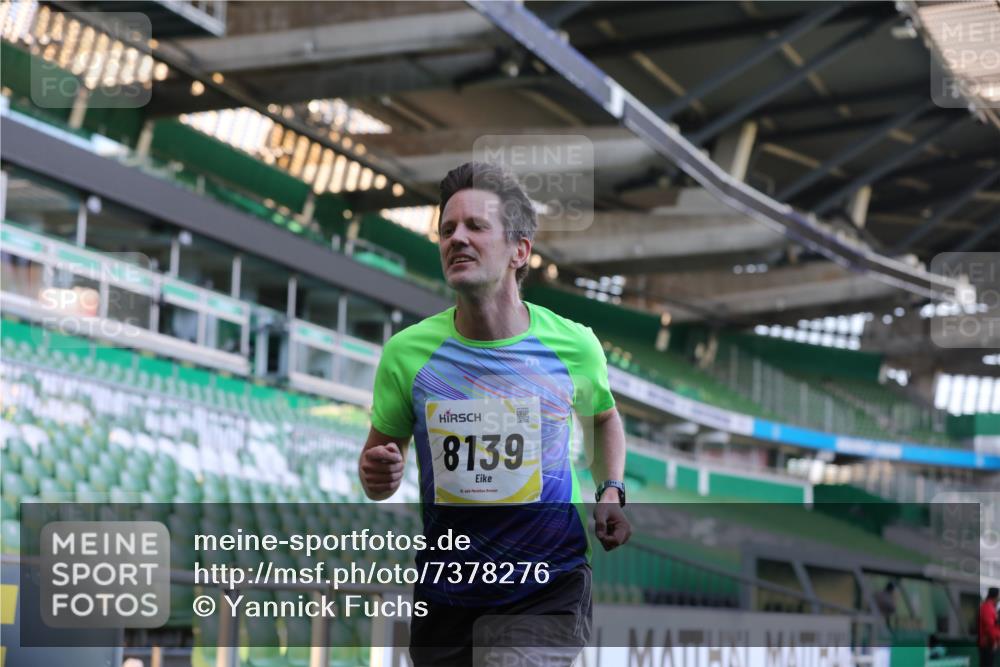 06.10.2024 - 19. swb-Marathon Bremen Yannick Fuchs http://msf.ph/oto/7378276 06.10.2024 10:19:21 Laufen im Stadion 7190, 7838, 8139, 8543, 8664, 8735, 8750 meine-sportfotos.de