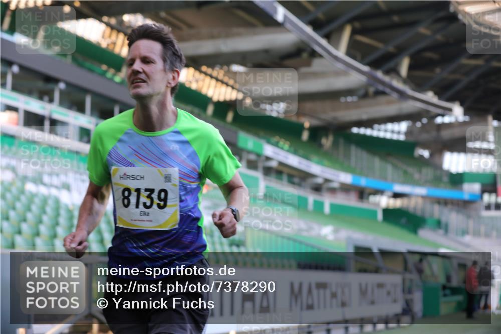06.10.2024 - 19. swb-Marathon Bremen Yannick Fuchs http://msf.ph/oto/7378290 06.10.2024 10:19:21 Laufen im Stadion 7190, 7838, 8139, 8543, 8664, 8735, 8750 meine-sportfotos.de