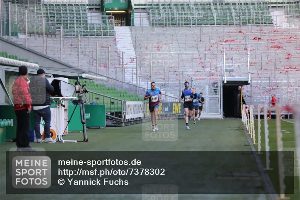 06.10.2024 - 19. swb-Marathon Bremen Yannick Fuchs http://msf.ph/oto/7378302 06.10.2024 10:19:23 Laufen im Stadion 7190, 7838, 8139, 8543, 8664, 8735, 8750 meine-sportfotos.de