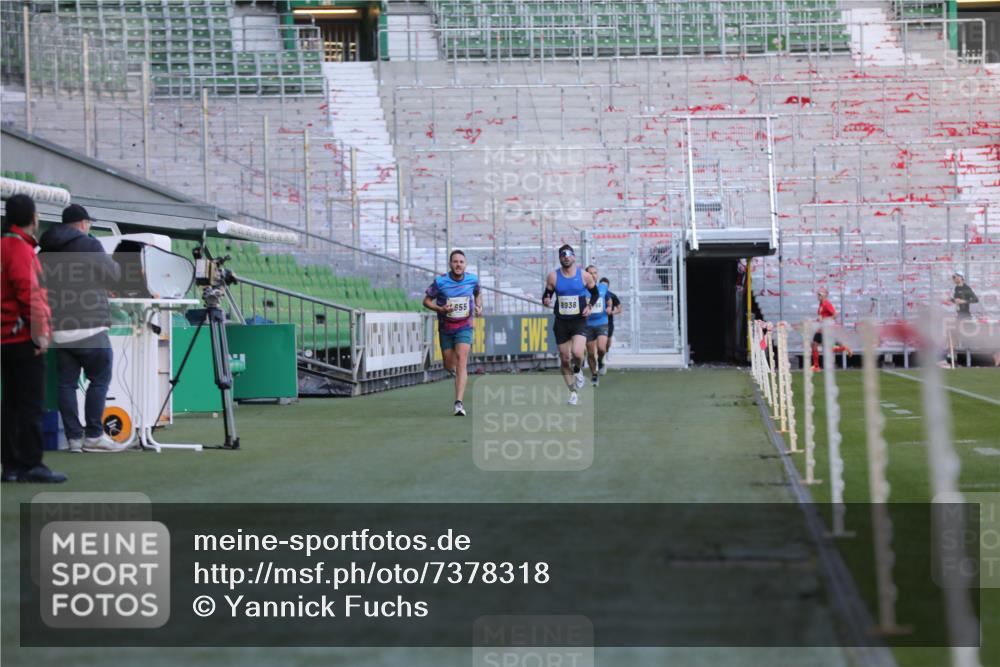 06.10.2024 - 19. swb-Marathon Bremen Yannick Fuchs http://msf.ph/oto/7378318 06.10.2024 10:19:23 Laufen im Stadion 7190, 7838, 8139, 8543, 8664, 8735, 8750 meine-sportfotos.de