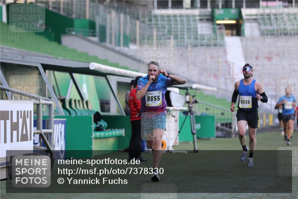 06.10.2024 - 19. swb-Marathon Bremen Yannick Fuchs http://msf.ph/oto/7378330 06.10.2024 10:19:30 Laufen im Stadion 7190, 8139, 8543, 8655, 8735, 8750, 8788, 8938 meine-sportfotos.de
