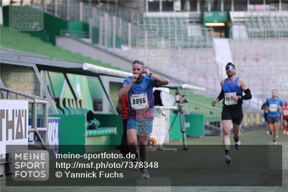 06.10.2024 - 19. swb-Marathon Bremen Yannick Fuchs http://msf.ph/oto/7378348 06.10.2024 10:19:30 Laufen im Stadion 7190, 8139, 8543, 8655, 8735, 8750, 8788, 8938 meine-sportfotos.de