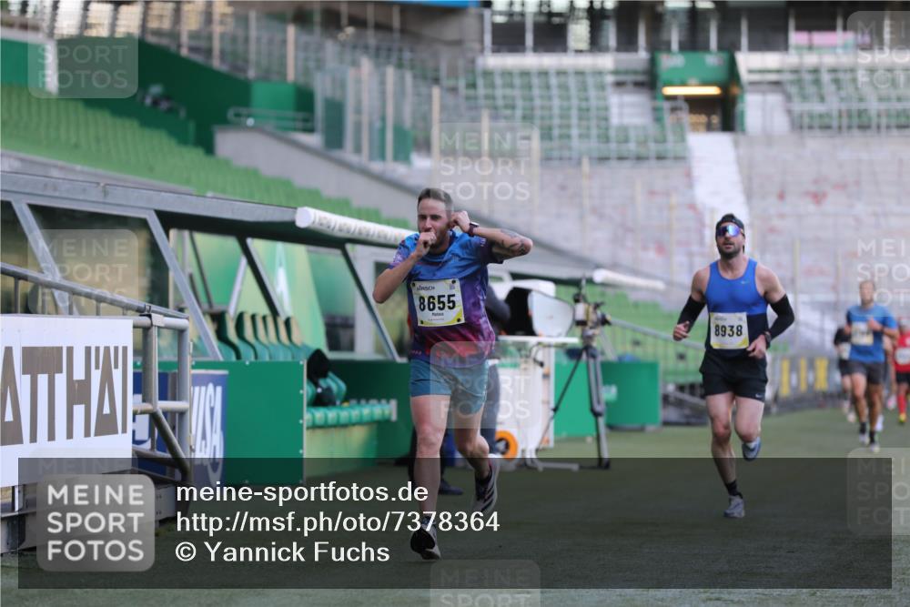 06.10.2024 - 19. swb-Marathon Bremen Yannick Fuchs http://msf.ph/oto/7378364 06.10.2024 10:19:31 Laufen im Stadion 7190, 8139, 8543, 8655, 8735, 8750, 8788, 8938 meine-sportfotos.de
