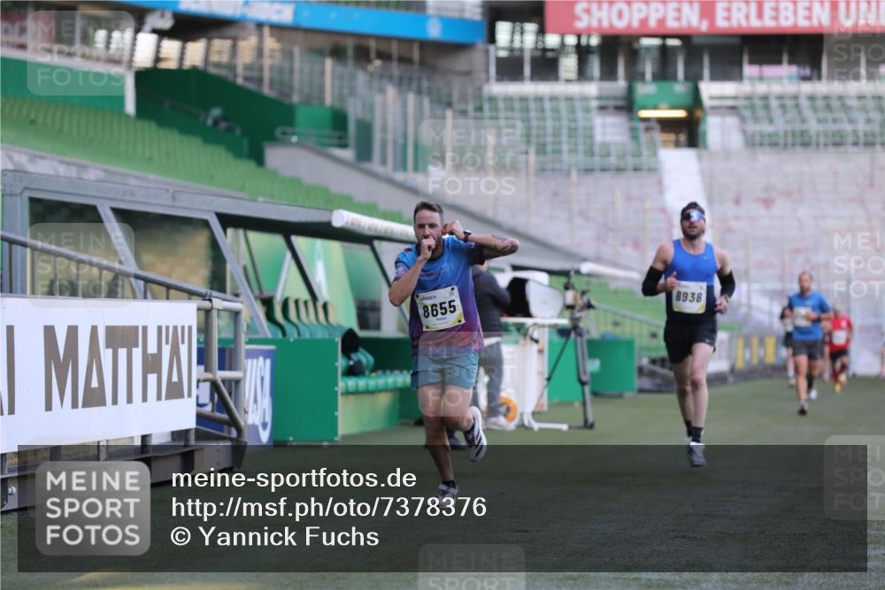06.10.2024 - 19. swb-Marathon Bremen Yannick Fuchs http://msf.ph/oto/7378376 06.10.2024 10:19:31 Laufen im Stadion 7190, 8139, 8543, 8655, 8735, 8750, 8788, 8938 meine-sportfotos.de