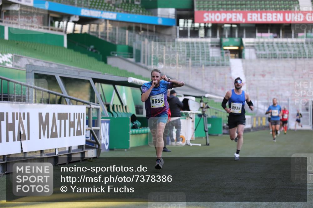 06.10.2024 - 19. swb-Marathon Bremen Yannick Fuchs http://msf.ph/oto/7378386 06.10.2024 10:19:31 Laufen im Stadion 7190, 8139, 8543, 8655, 8735, 8750, 8788, 8938 meine-sportfotos.de