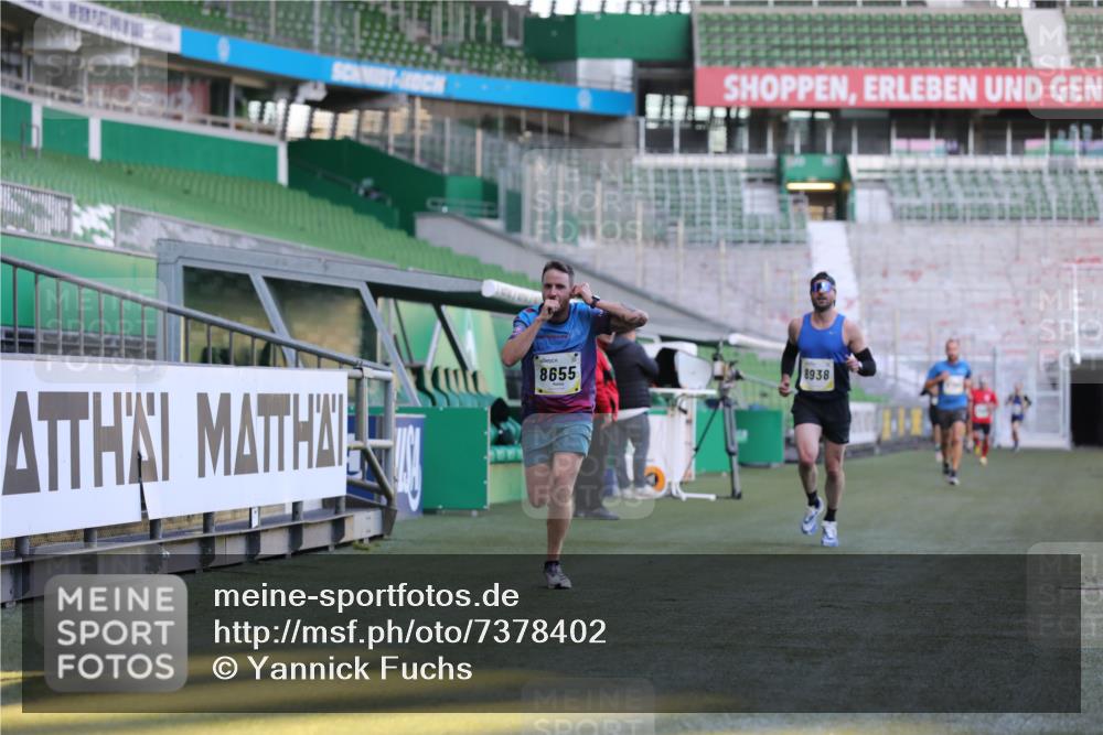 06.10.2024 - 19. swb-Marathon Bremen Yannick Fuchs http://msf.ph/oto/7378402 06.10.2024 10:19:31 Laufen im Stadion 7190, 8139, 8543, 8655, 8735, 8750, 8788, 8938 meine-sportfotos.de