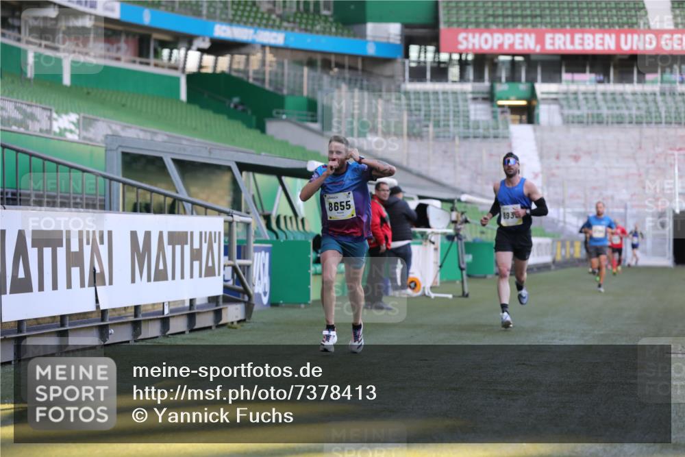 06.10.2024 - 19. swb-Marathon Bremen Yannick Fuchs http://msf.ph/oto/7378413 06.10.2024 10:19:31 Laufen im Stadion 7190, 8139, 8543, 8655, 8735, 8750, 8788, 8938 meine-sportfotos.de