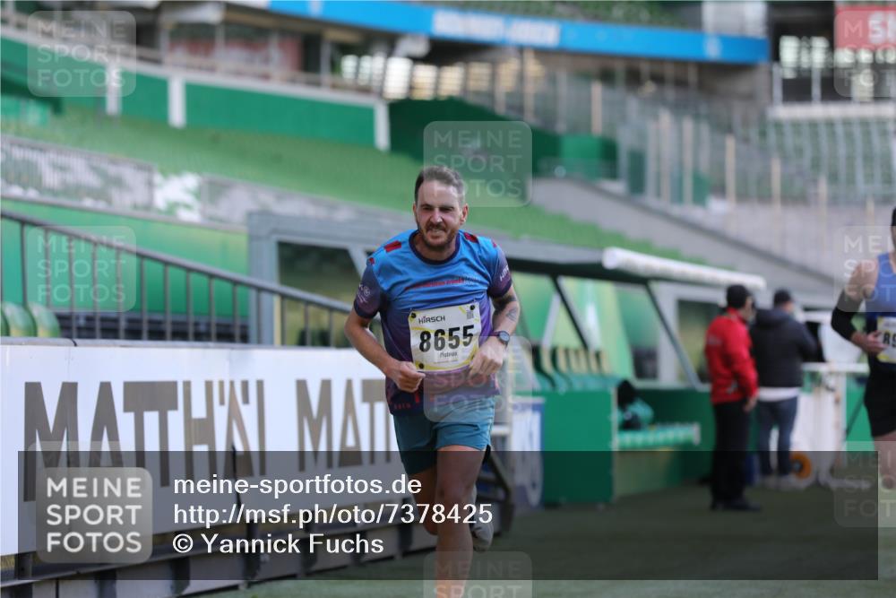 06.10.2024 - 19. swb-Marathon Bremen Yannick Fuchs http://msf.ph/oto/7378425 06.10.2024 10:19:32 Laufen im Stadion 7190, 8139, 8543, 8655, 8735, 8750, 8788, 8938 meine-sportfotos.de
