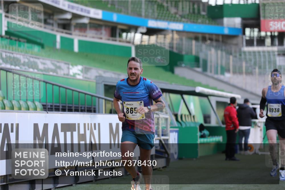 06.10.2024 - 19. swb-Marathon Bremen Yannick Fuchs http://msf.ph/oto/7378430 06.10.2024 10:19:32 Laufen im Stadion 7190, 8139, 8543, 8655, 8735, 8750, 8788, 8938 meine-sportfotos.de