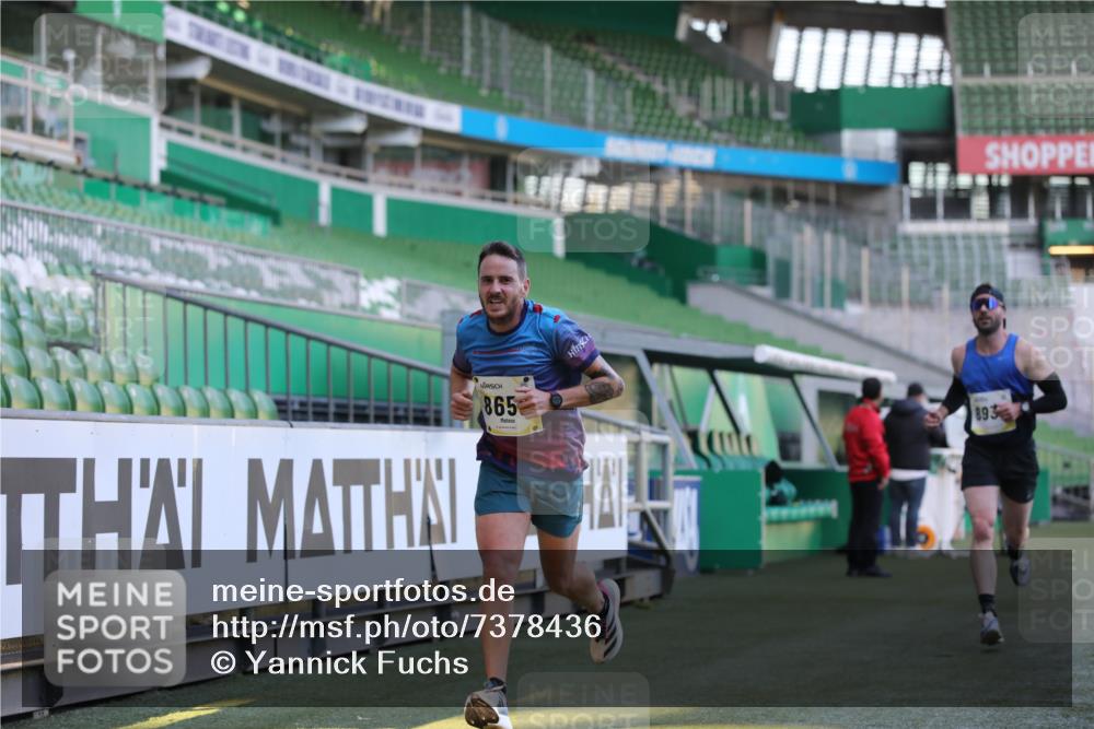 06.10.2024 - 19. swb-Marathon Bremen Yannick Fuchs http://msf.ph/oto/7378436 06.10.2024 10:19:33 Laufen im Stadion 7190, 8139, 8543, 8655, 8735, 8750, 8788, 8938 meine-sportfotos.de