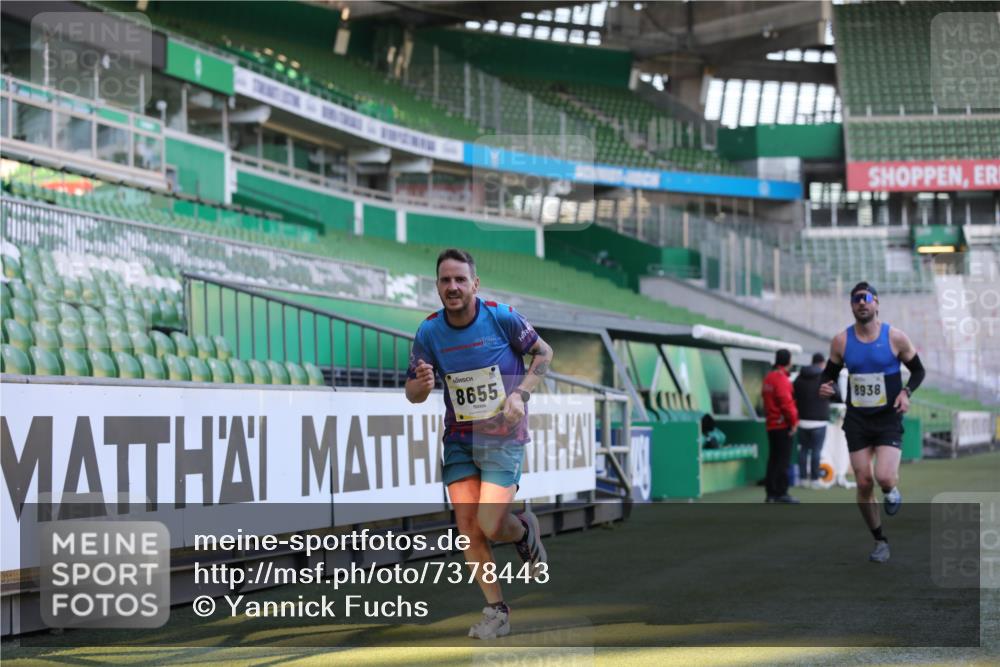 06.10.2024 - 19. swb-Marathon Bremen Yannick Fuchs http://msf.ph/oto/7378443 06.10.2024 10:19:33 Laufen im Stadion 7190, 8139, 8543, 8655, 8735, 8750, 8788, 8938 meine-sportfotos.de