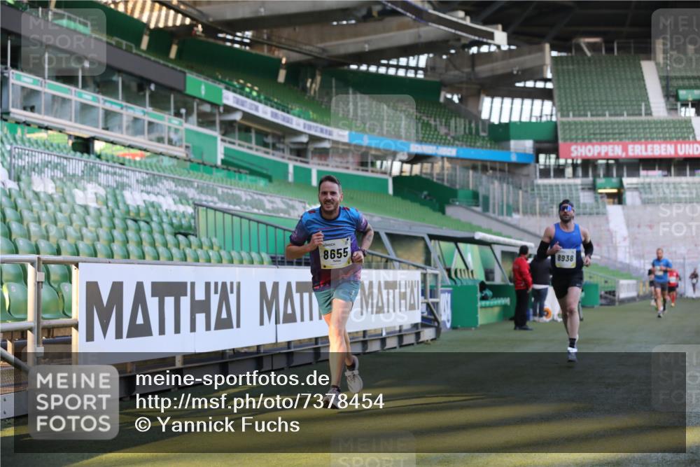 06.10.2024 - 19. swb-Marathon Bremen Yannick Fuchs http://msf.ph/oto/7378454 06.10.2024 10:19:33 Laufen im Stadion 7190, 8139, 8543, 8655, 8735, 8750, 8788, 8938 meine-sportfotos.de
