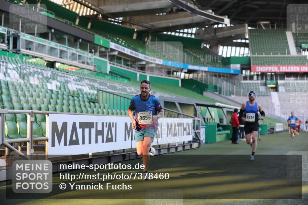 06.10.2024 - 19. swb-Marathon Bremen Yannick Fuchs http://msf.ph/oto/7378460 06.10.2024 10:19:33 Laufen im Stadion 7190, 8139, 8543, 8655, 8735, 8750, 8788, 8938 meine-sportfotos.de