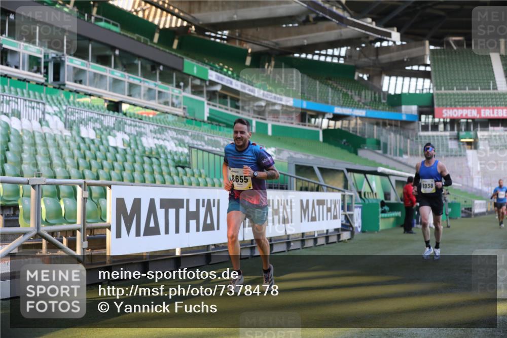 06.10.2024 - 19. swb-Marathon Bremen Yannick Fuchs http://msf.ph/oto/7378478 06.10.2024 10:19:33 Laufen im Stadion 7190, 8139, 8543, 8655, 8735, 8750, 8788, 8938 meine-sportfotos.de