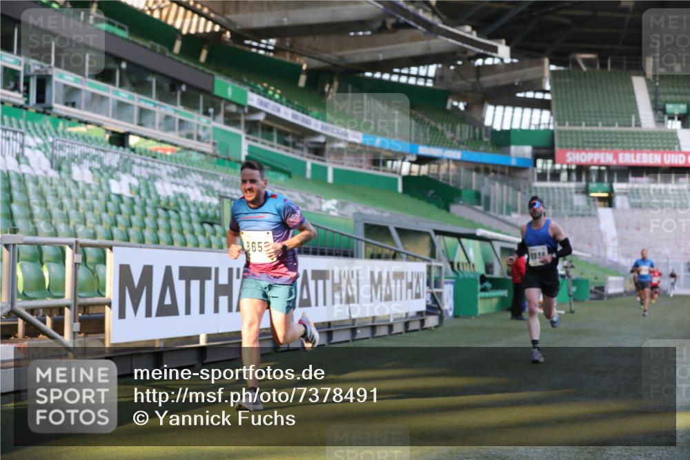 06.10.2024 - 19. swb-Marathon Bremen Yannick Fuchs http://msf.ph/oto/7378491 06.10.2024 10:19:33 Laufen im Stadion 7190, 8139, 8543, 8655, 8735, 8750, 8788, 8938 meine-sportfotos.de