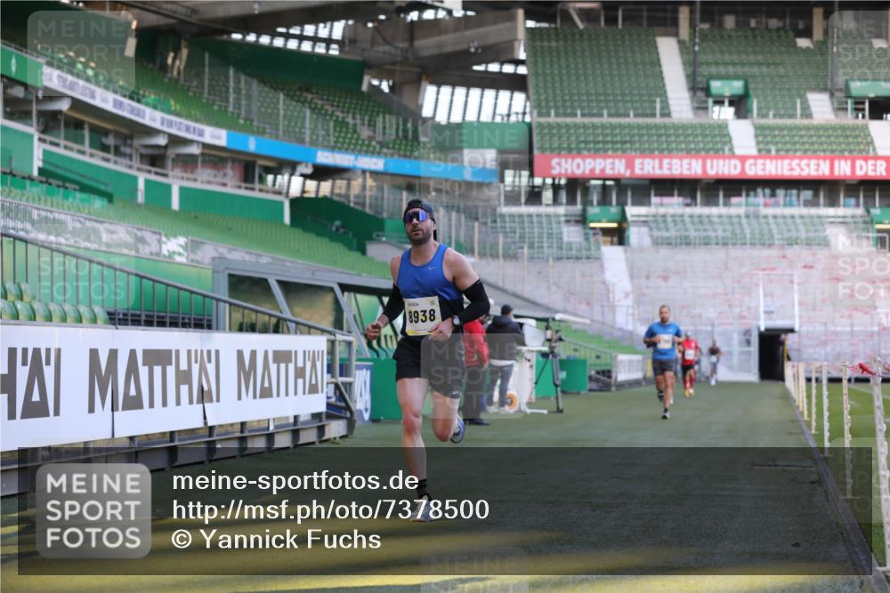 06.10.2024 - 19. swb-Marathon Bremen Yannick Fuchs http://msf.ph/oto/7378500 06.10.2024 10:19:34 Laufen im Stadion 7190, 8139, 8423, 8543, 8655, 8735, 8750, 8788, 8938 meine-sportfotos.de