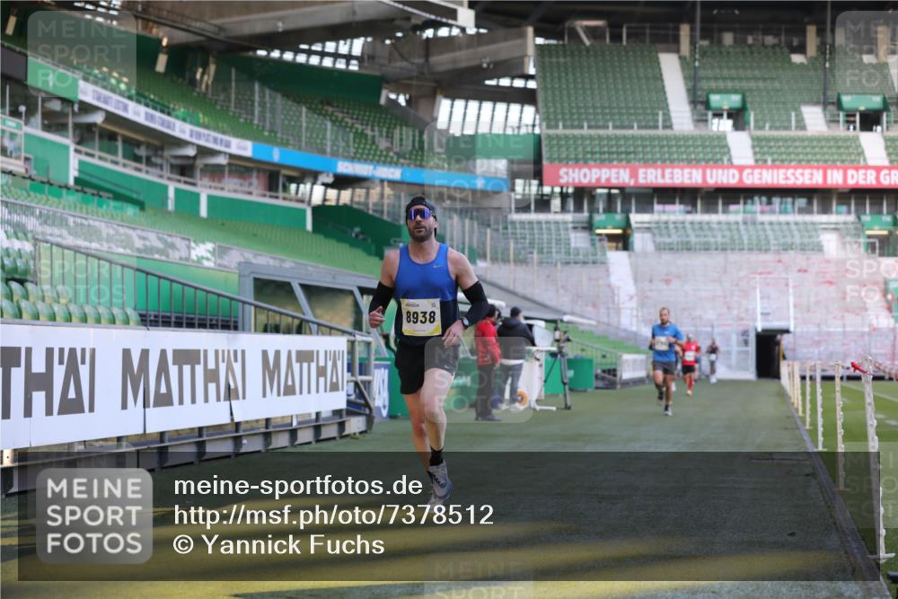 06.10.2024 - 19. swb-Marathon Bremen Yannick Fuchs http://msf.ph/oto/7378512 06.10.2024 10:19:34 Laufen im Stadion 7190, 8139, 8423, 8543, 8655, 8735, 8750, 8788, 8938 meine-sportfotos.de