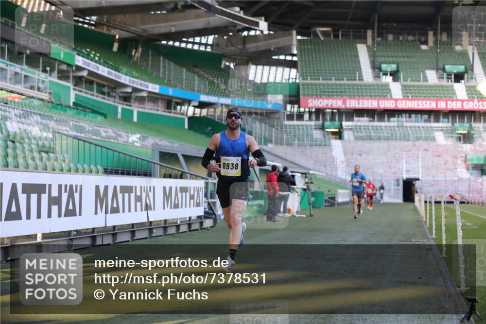 06.10.2024 - 19. swb-Marathon Bremen Yannick Fuchs http://msf.ph/oto/7378531 06.10.2024 10:19:34 Laufen im Stadion 7190, 8139, 8423, 8543, 8655, 8735, 8750, 8788, 8938 meine-sportfotos.de