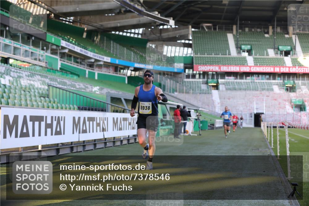 06.10.2024 - 19. swb-Marathon Bremen Yannick Fuchs http://msf.ph/oto/7378546 06.10.2024 10:19:34 Laufen im Stadion 7190, 8139, 8423, 8543, 8655, 8735, 8750, 8788, 8938 meine-sportfotos.de