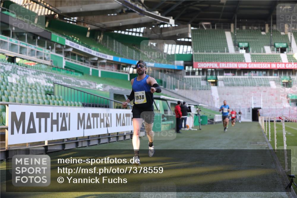 06.10.2024 - 19. swb-Marathon Bremen Yannick Fuchs http://msf.ph/oto/7378559 06.10.2024 10:19:35 Laufen im Stadion 7190, 8139, 8423, 8531, 8543, 8655, 8735, 8750, 8788, 8938 meine-sportfotos.de