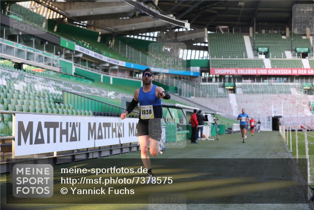 06.10.2024 - 19. swb-Marathon Bremen Yannick Fuchs http://msf.ph/oto/7378575 06.10.2024 10:19:35 Laufen im Stadion 7190, 8139, 8423, 8531, 8543, 8655, 8735, 8750, 8788, 8938 meine-sportfotos.de