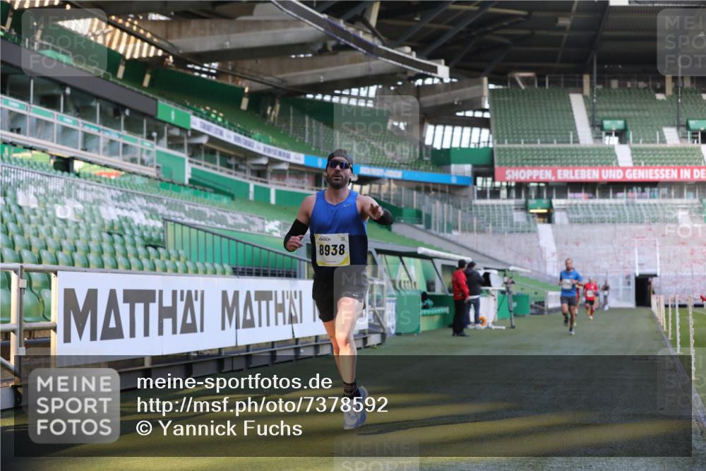 06.10.2024 - 19. swb-Marathon Bremen Yannick Fuchs http://msf.ph/oto/7378592 06.10.2024 10:19:35 Laufen im Stadion 7190, 8139, 8423, 8531, 8543, 8655, 8735, 8750, 8788, 8938 meine-sportfotos.de