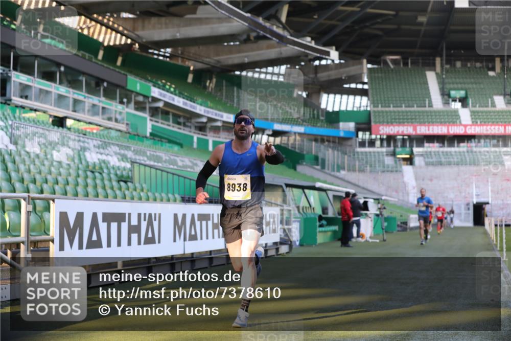 06.10.2024 - 19. swb-Marathon Bremen Yannick Fuchs http://msf.ph/oto/7378610 06.10.2024 10:19:35 Laufen im Stadion 7190, 8139, 8423, 8531, 8543, 8655, 8735, 8750, 8788, 8938 meine-sportfotos.de