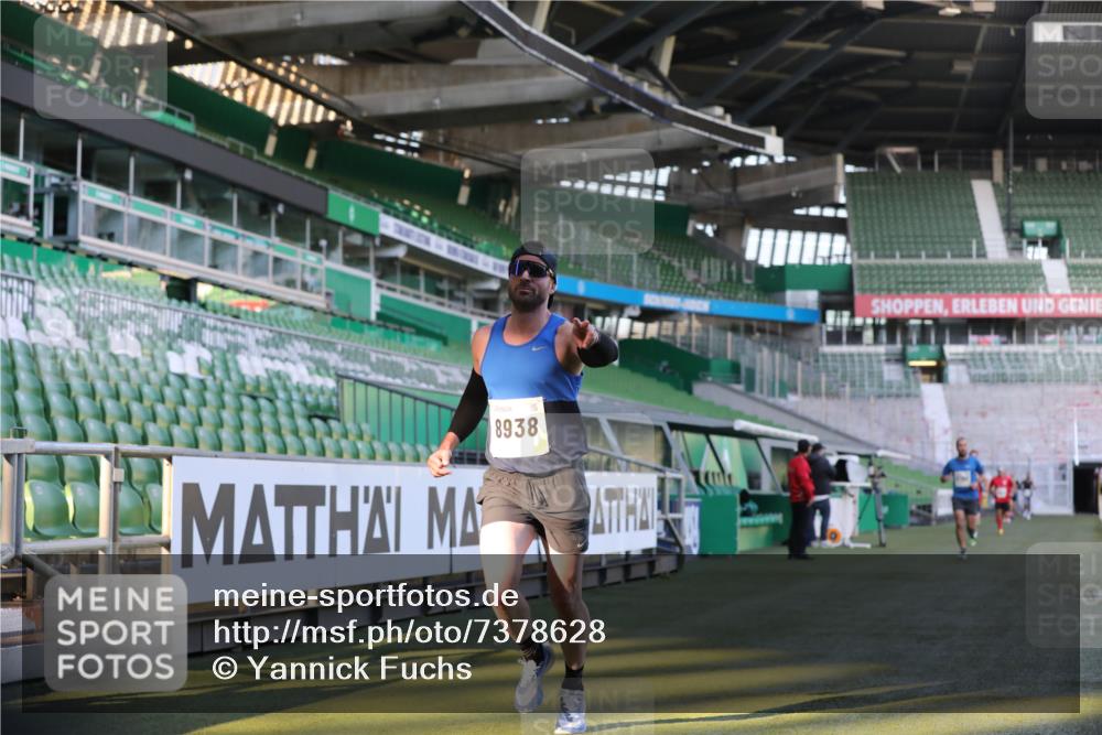 06.10.2024 - 19. swb-Marathon Bremen Yannick Fuchs http://msf.ph/oto/7378628 06.10.2024 10:19:35 Laufen im Stadion 7190, 8139, 8423, 8531, 8543, 8655, 8735, 8750, 8788, 8938 meine-sportfotos.de