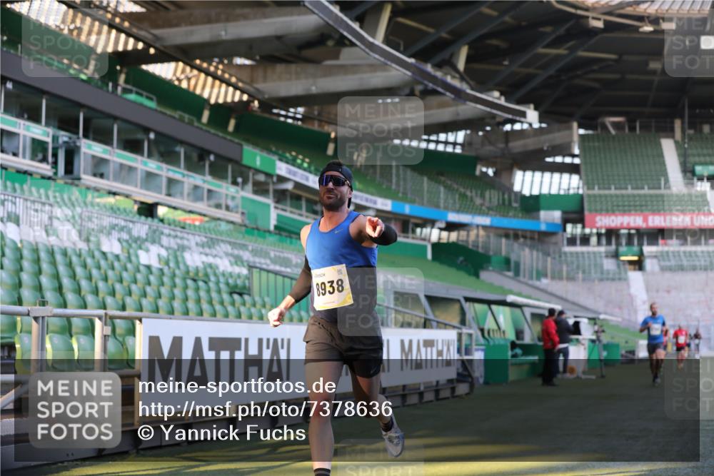 06.10.2024 - 19. swb-Marathon Bremen Yannick Fuchs http://msf.ph/oto/7378636 06.10.2024 10:19:35 Laufen im Stadion 7190, 8139, 8423, 8531, 8543, 8655, 8735, 8750, 8788, 8938 meine-sportfotos.de