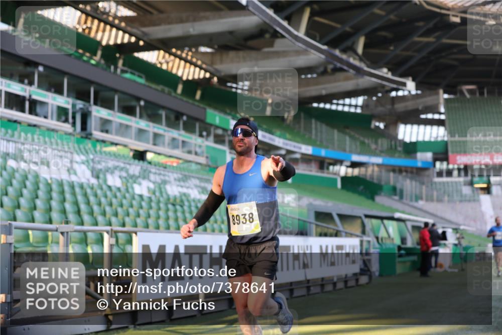 06.10.2024 - 19. swb-Marathon Bremen Yannick Fuchs http://msf.ph/oto/7378641 06.10.2024 10:19:35 Laufen im Stadion 7190, 8139, 8423, 8531, 8543, 8655, 8735, 8750, 8788, 8938 meine-sportfotos.de