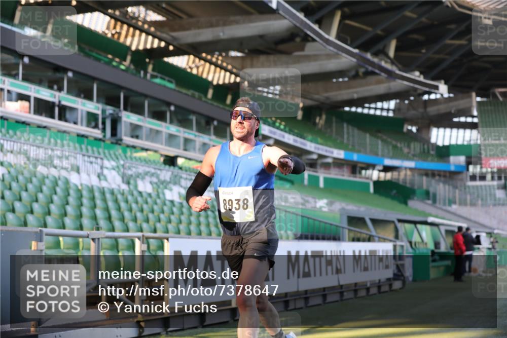 06.10.2024 - 19. swb-Marathon Bremen Yannick Fuchs http://msf.ph/oto/7378647 06.10.2024 10:19:36 Laufen im Stadion 7190, 8139, 8423, 8531, 8543, 8655, 8735, 8750, 8788, 8938 meine-sportfotos.de