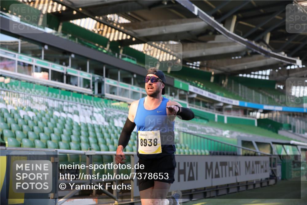 06.10.2024 - 19. swb-Marathon Bremen Yannick Fuchs http://msf.ph/oto/7378653 06.10.2024 10:19:36 Laufen im Stadion 7190, 8139, 8423, 8531, 8543, 8655, 8735, 8750, 8788, 8938 meine-sportfotos.de