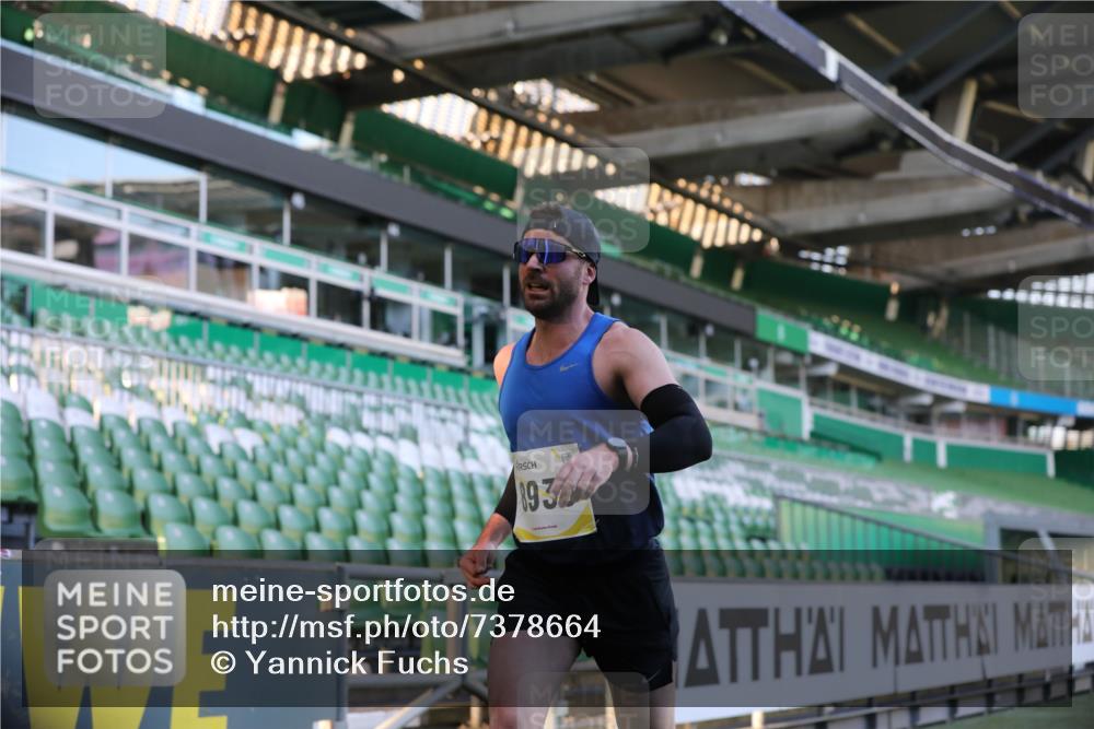 06.10.2024 - 19. swb-Marathon Bremen Yannick Fuchs http://msf.ph/oto/7378664 06.10.2024 10:19:36 Laufen im Stadion 7190, 8139, 8423, 8531, 8543, 8655, 8735, 8750, 8788, 8938 meine-sportfotos.de