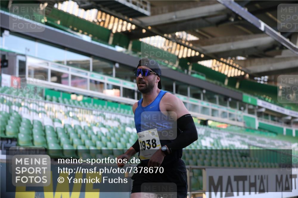 06.10.2024 - 19. swb-Marathon Bremen Yannick Fuchs http://msf.ph/oto/7378670 06.10.2024 10:19:36 Laufen im Stadion 7190, 8139, 8423, 8531, 8543, 8655, 8735, 8750, 8788, 8938 meine-sportfotos.de