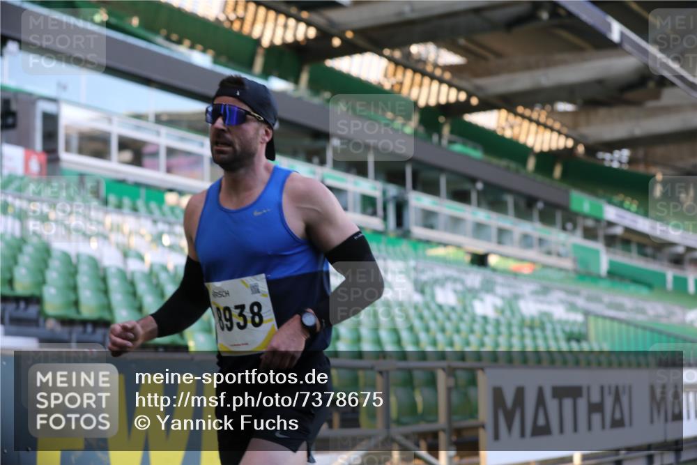 06.10.2024 - 19. swb-Marathon Bremen Yannick Fuchs http://msf.ph/oto/7378675 06.10.2024 10:19:36 Laufen im Stadion 7190, 8139, 8423, 8531, 8543, 8655, 8735, 8750, 8788, 8938 meine-sportfotos.de